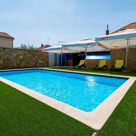 아파트 Family Friendly With A Swimming Pool - 22530 *