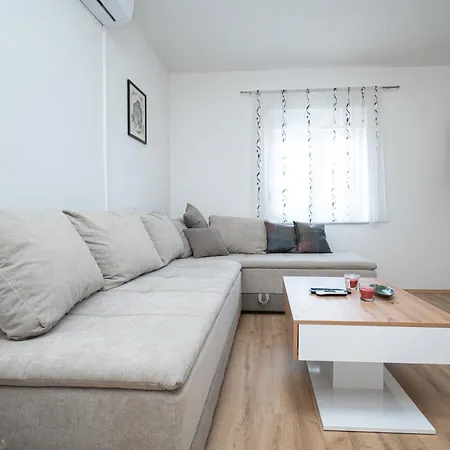 Family Friendly With A Swimming Pool - 22530 Apartment Zadar