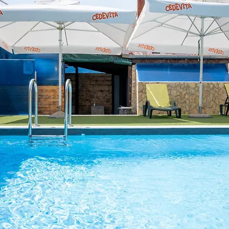 Family Friendly With A Swimming Pool - 22530