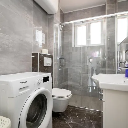 Family Friendly With A Swimming Pool - 22530 Apartment