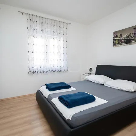 Apartment Family Friendly With A Swimming Pool - 22530