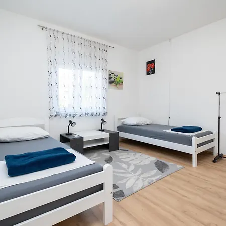 Family Friendly With A Swimming Pool - 22530 자다르