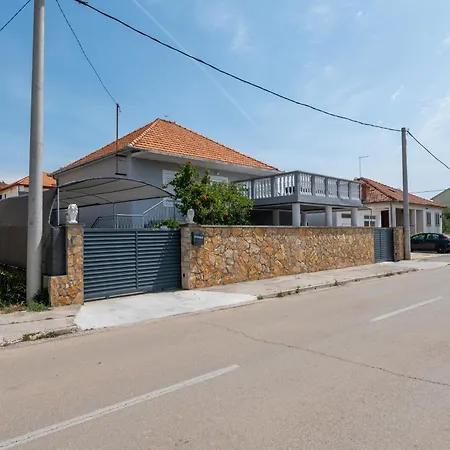 Apartment Family Friendly With A Swimming Pool - 22530